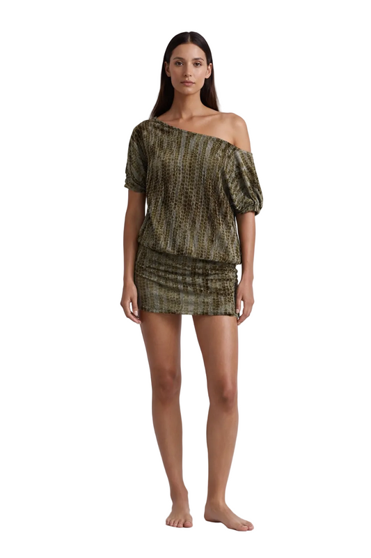 Oliwkowa sukienka mini na jedno ramię z marszczeniem